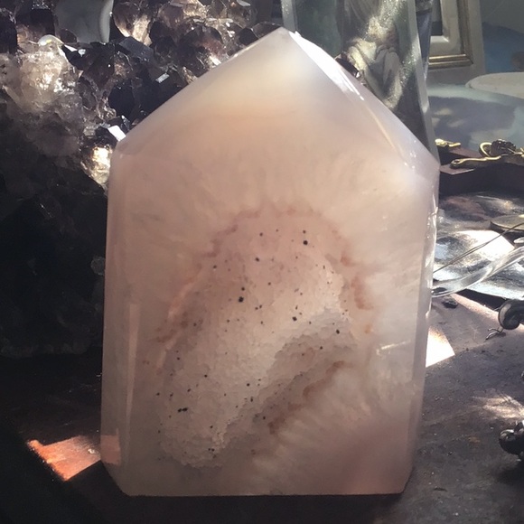 Druzy agate stand polished pale purples and pinks - Picture 4 of 7